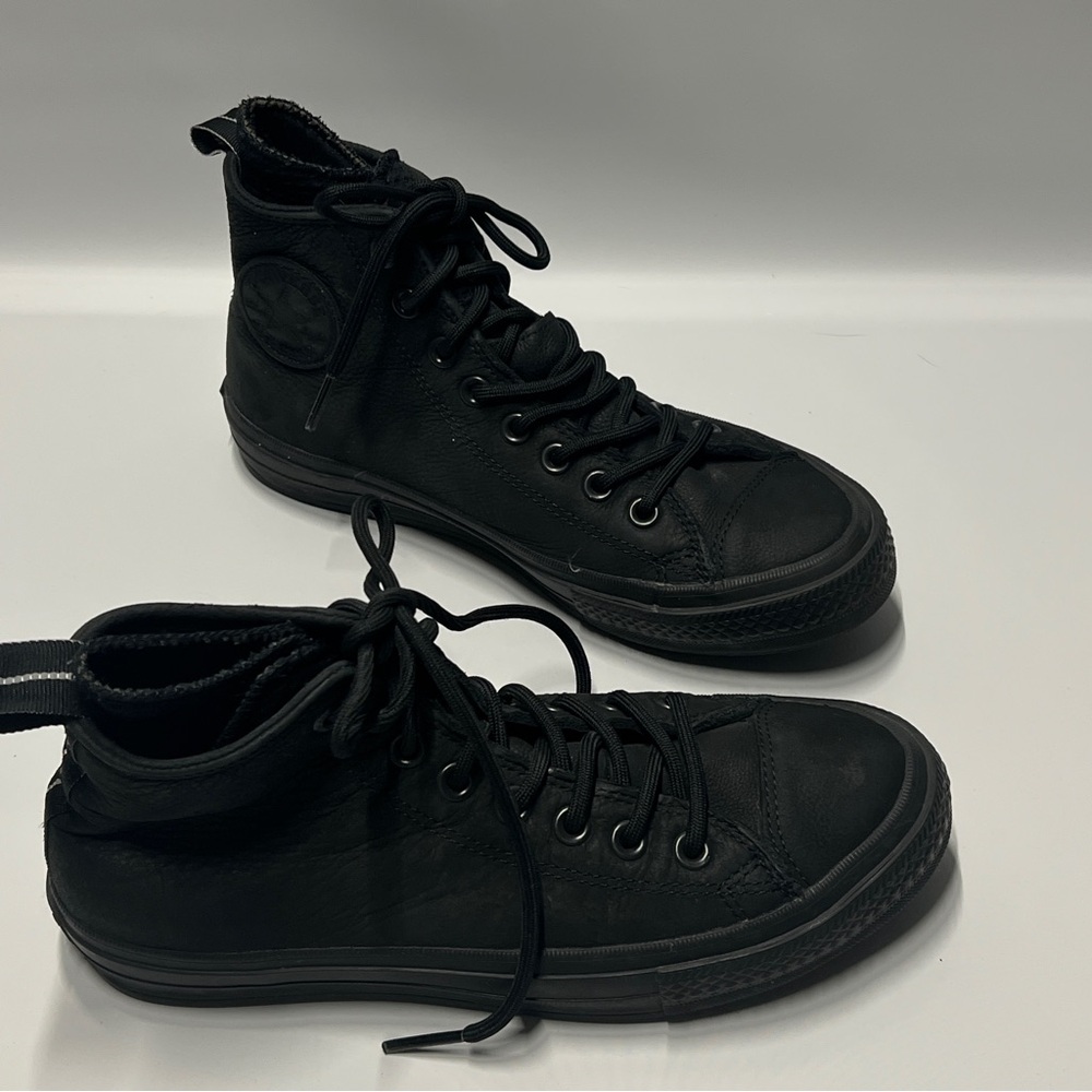 CONVERSE Men’s Size 6.5 Women’s 8.5 Black Lace Up High Top. Black rubber sole.